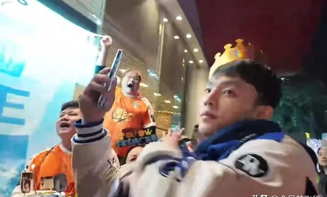 一场篮球比赛引发球迷狂热，掀起热潮